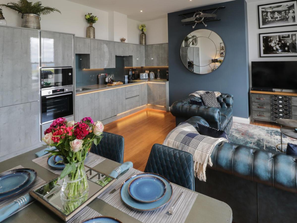 Sapphire Seas Whitby Apartment Bagian luar foto