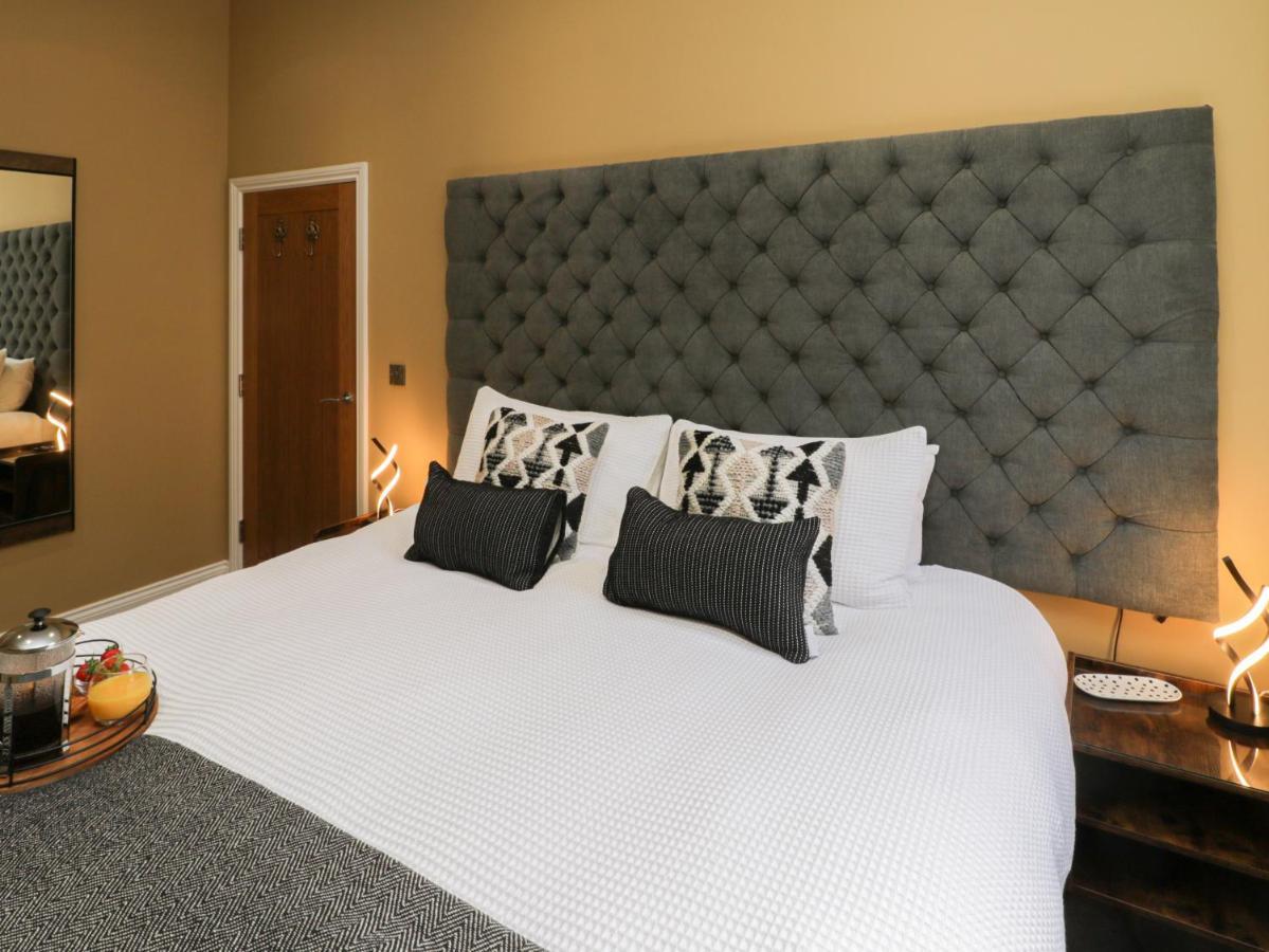 Sapphire Seas Whitby Apartment Bagian luar foto