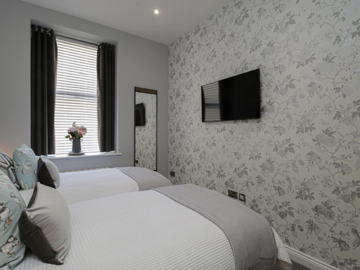 Sapphire Seas Whitby Apartment Bagian luar foto