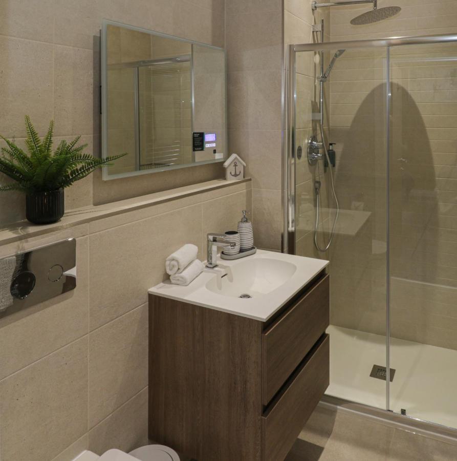 Sapphire Seas Whitby Apartment Bagian luar foto