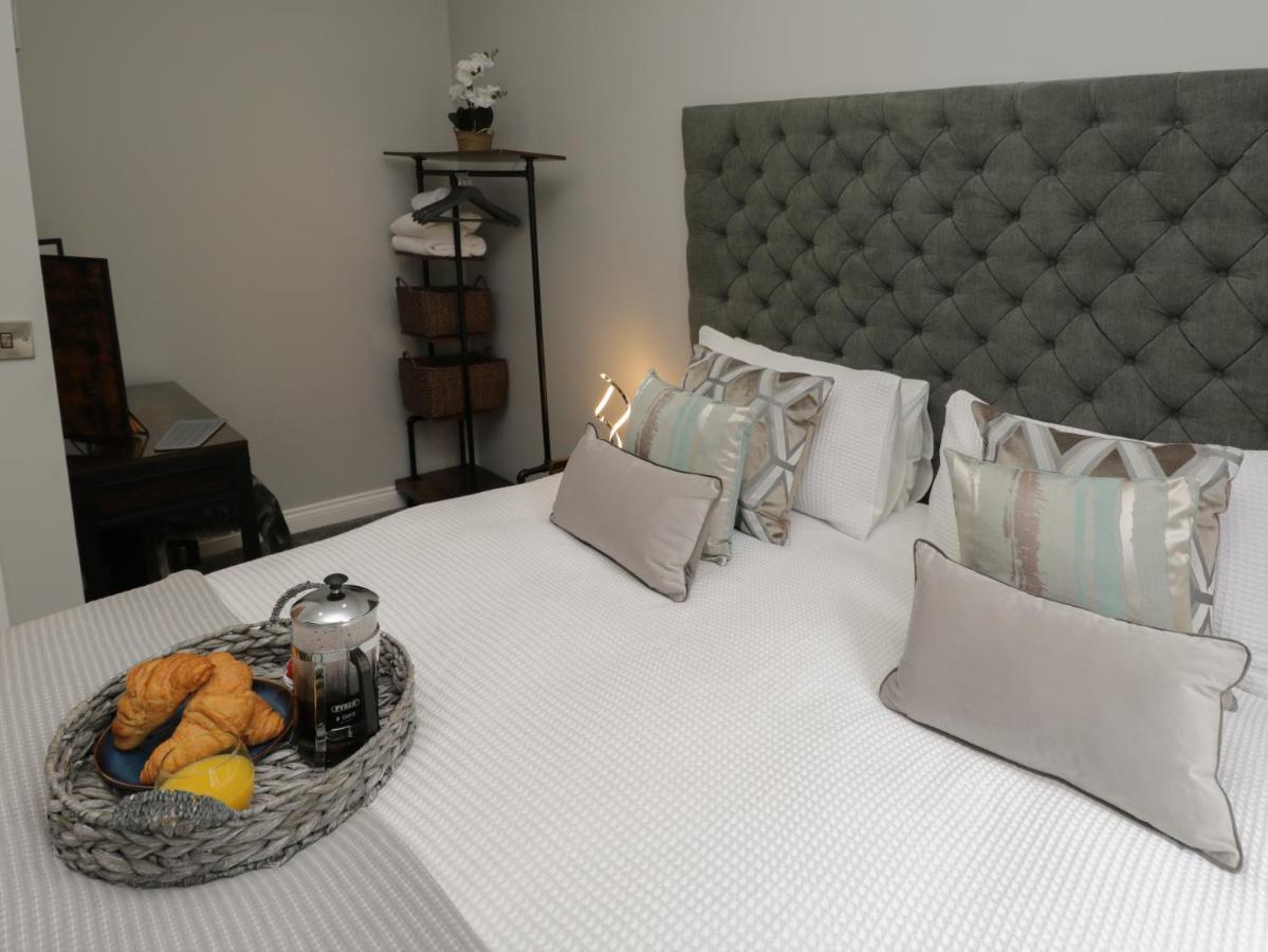 Sapphire Seas Whitby Apartment Bagian luar foto