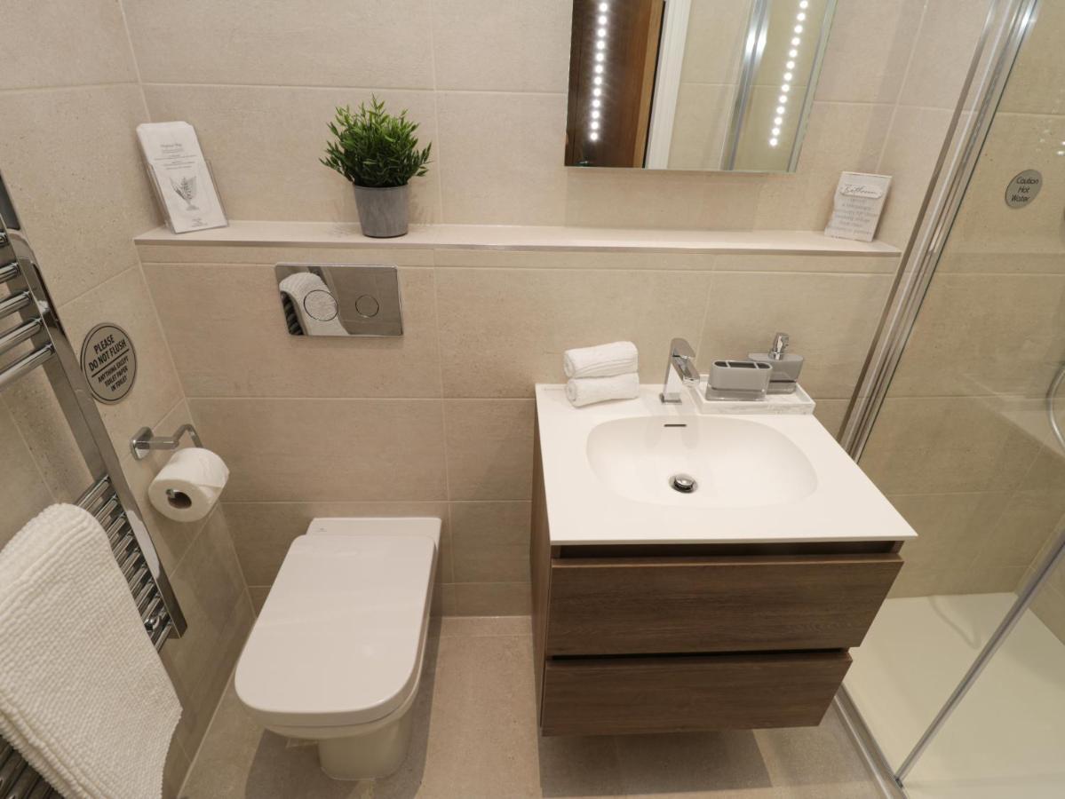 Sapphire Seas Whitby Apartment Bagian luar foto