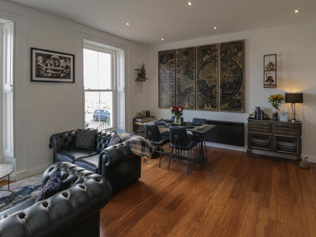 Sapphire Seas Whitby Apartment Bagian luar foto